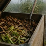 Composteur jardin ouvert avec biodéchets en engrais naturel