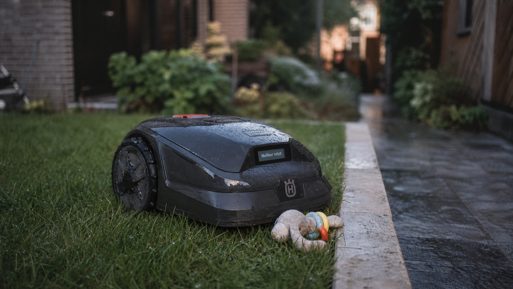 Meilleur robot tondeuse 2025 sur pelouse humide, contourne une bordure