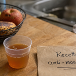 Recette anti moucheron au vinaigre de cidre : verre avec liquide vaisselle